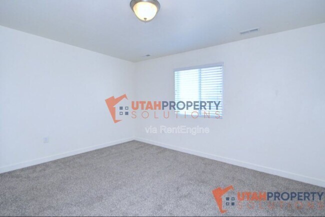 Building Photo - 8172 Broken Spoke Ln