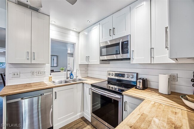 Building Photo - 4459 Flamingo Dr