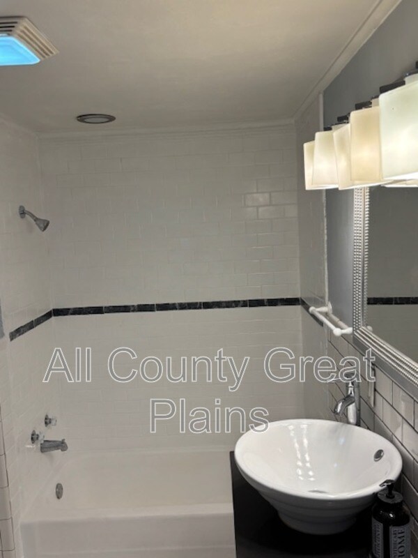 Building Photo - 218 W 83rd Terrace