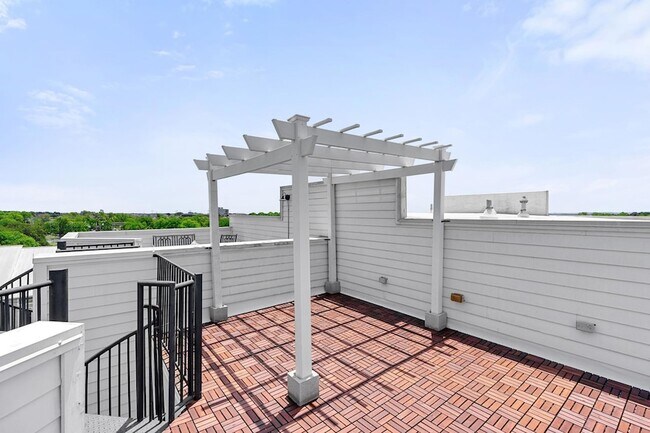 Building Photo - 2108 Rosewood Ave