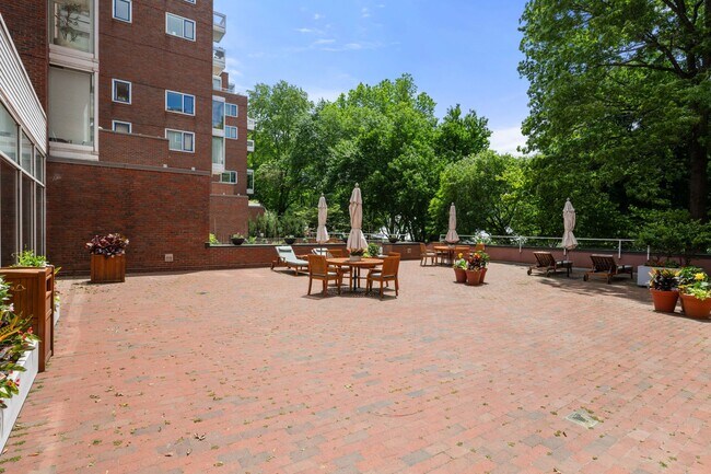 Building Photo - 975 Memorial Dr