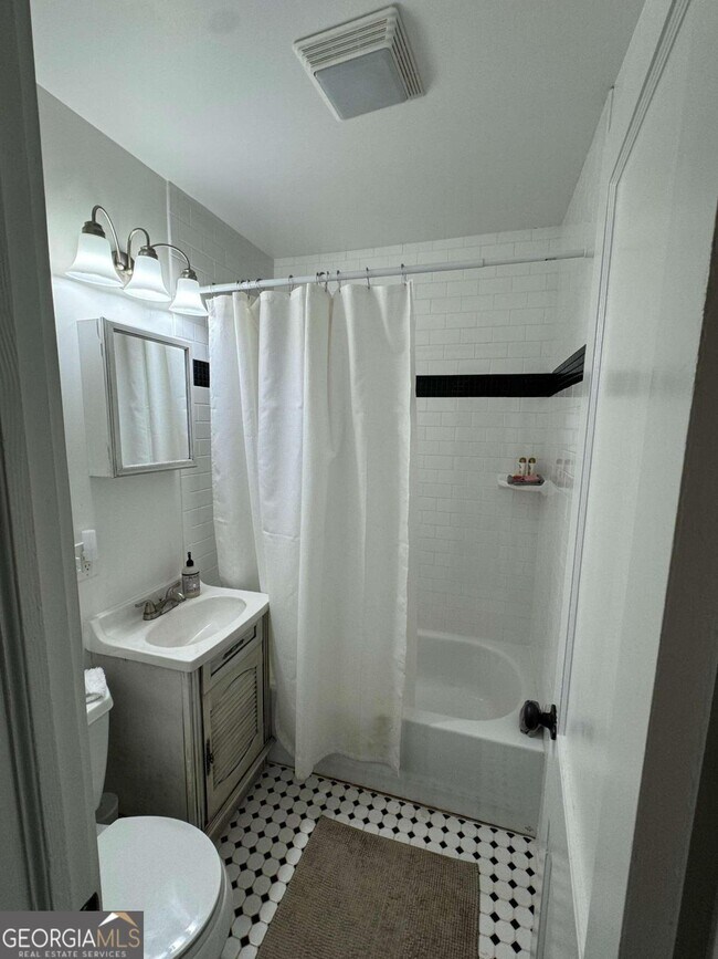 Building Photo - 4229 Weaver St SE