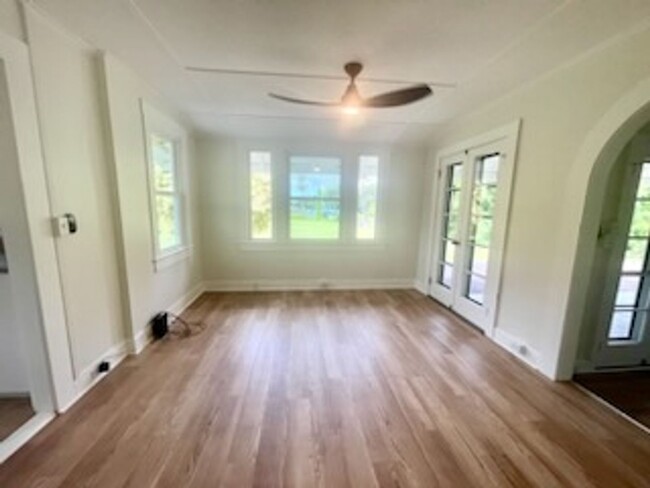 Building Photo - 3 Bedroom plus Office and 2.5 Bath for ren...