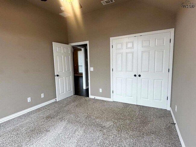 Building Photo - 5016 Southfork Dr
