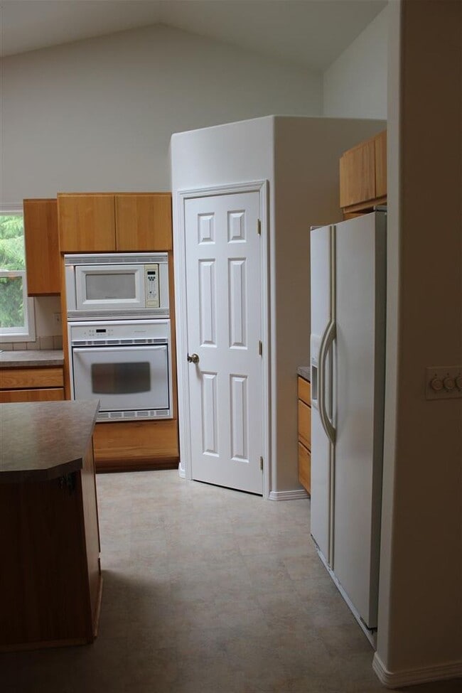 Building Photo - 3 Bedroom, 2 Bathroom house!