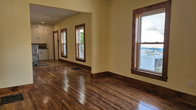 Building Photo - 158 3rd St