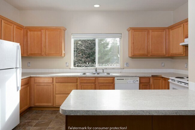 Building Photo - Comfortable 3-Story Townhome in Powellhurs...