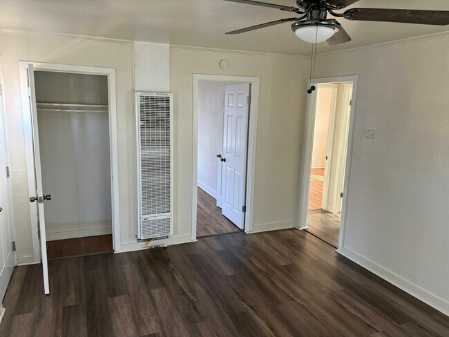 Building Photo - 1304 E Lincoln Ave