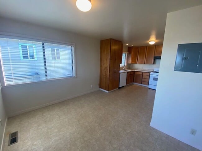 Building Photo - Cozy Monterey Home!