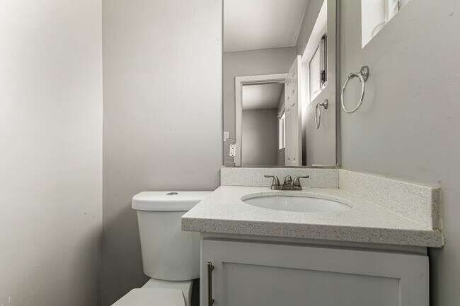 Building Photo - 1310 W Romo Jones St