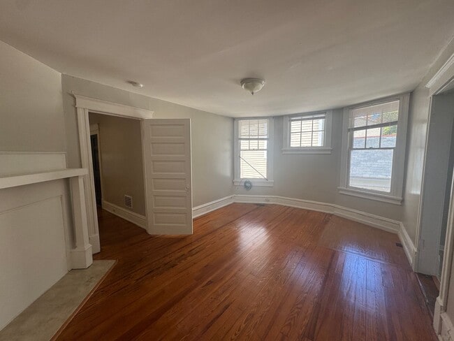 Building Photo - Charming 1 BR apartment on N. Person St. s...