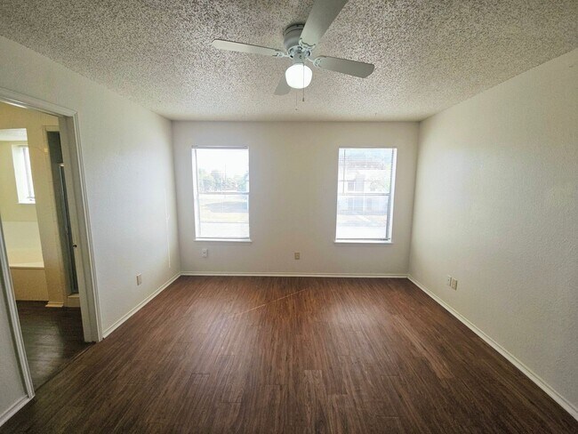 Building Photo - Nice Fourplex Unit in NRH - Birdville ISD