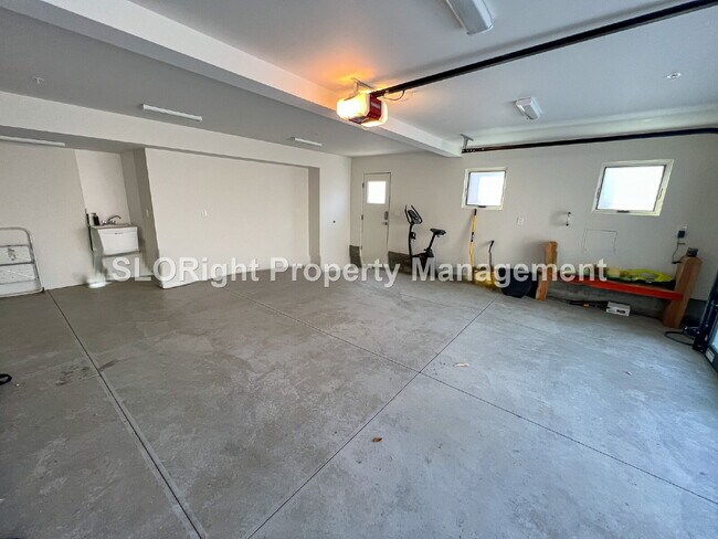Building Photo - AVAILABLE SEPTEMBER- Fully Furnished Modern Home in San Luis Obispo - 4 Bedroom / 3 Bathroom