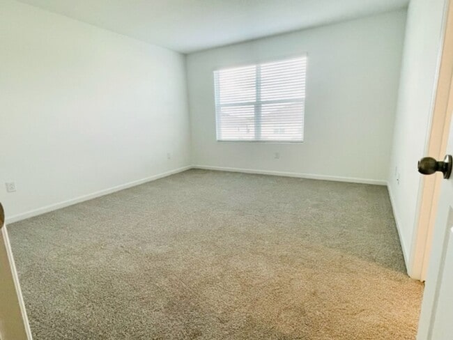 Building Photo - For Rent - 3 BEDROOM 2.5 BATHROOM TOWNHOUS...