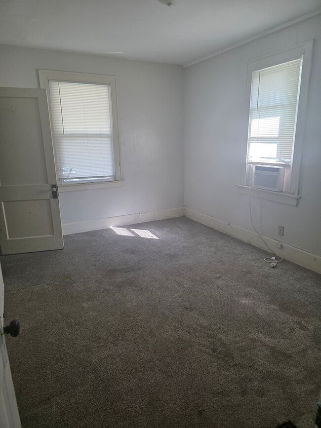 Building Photo - 2419 State St