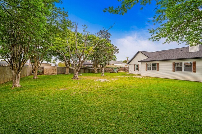 Building Photo - Stunning 4 bedroom with two bonus spaces, ...