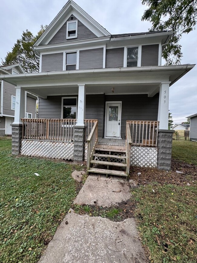 Building Photo - Coming soon!! July 1st. 3 bedroom 1 bath house in Davenport