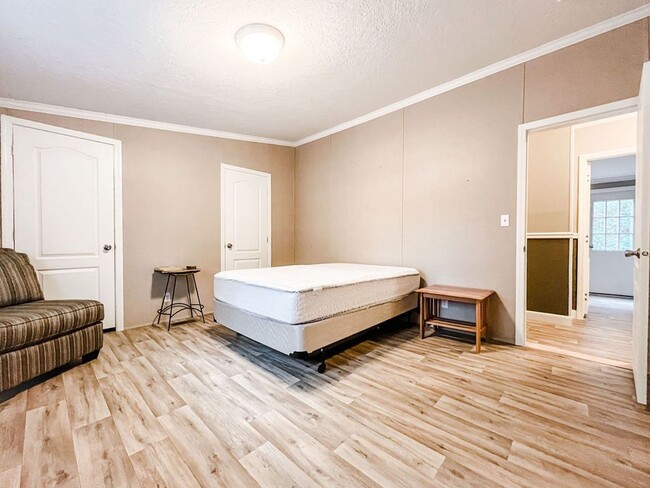 Building Photo - LOCATION! 5 mins from Carolina Beach bridg...