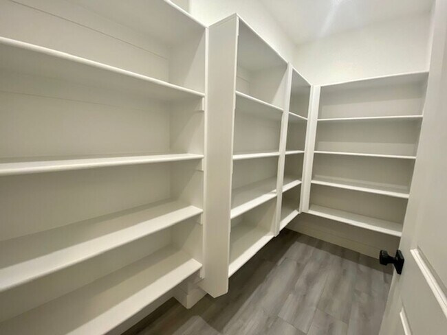 Building Photo - SPACIOUS HOME FOR RENT!