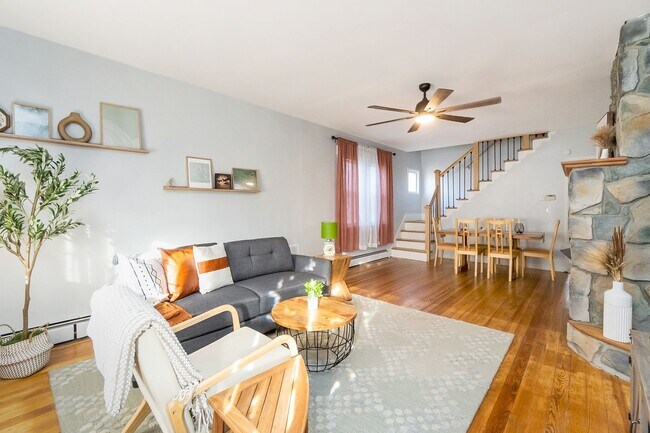 Building Photo - 3 BED · 1.5 BATH · MODERN INDUSTRIAL · AVA...