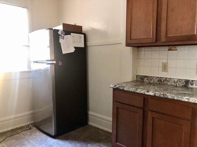 Building Photo - 5 Bedroom House - Walking distance from Ce...