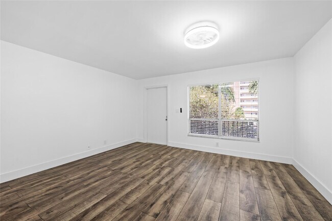 Building Photo - 1100 Crystal Lake Dr