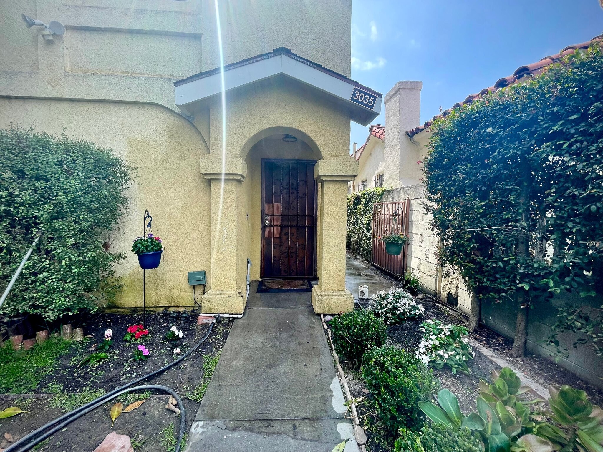 Building Photo - 3035 S Palm Grove Ave