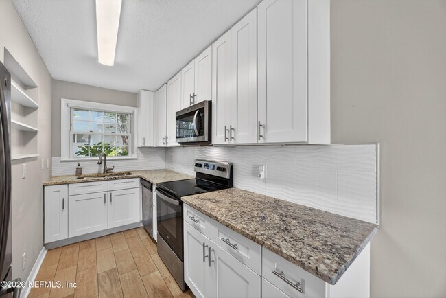 Building Photo - 83 Comares Ave
