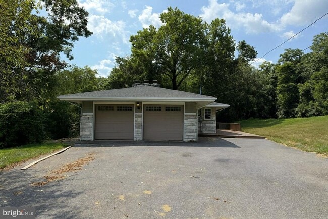 Building Photo - 7697 Hedgesville Rd