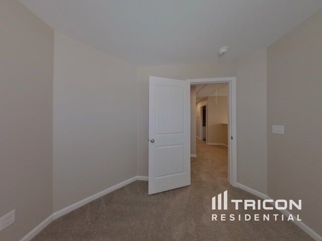 Building Photo - 211 Savannah Hills Dr