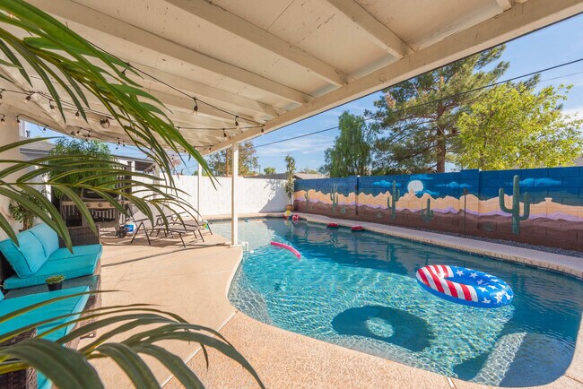 Building Photo - 4917 E Granada Rd