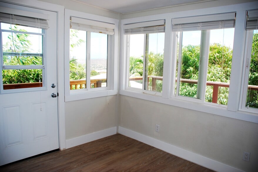 Office in main bdrm - 3043 Alencastre Pl