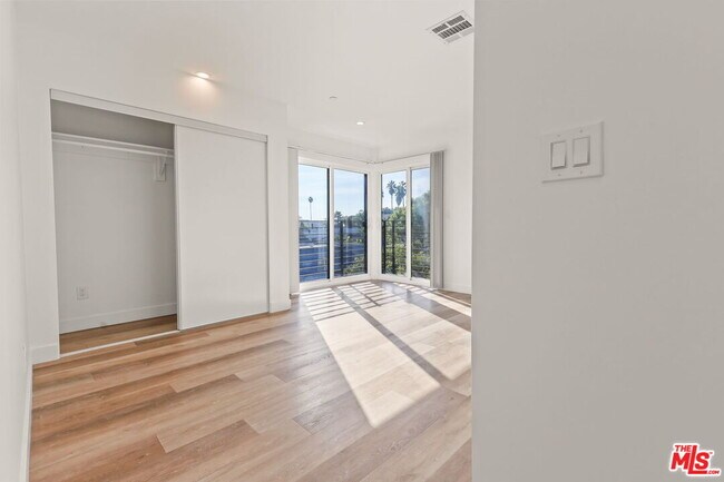 Building Photo - 803 N Harvard Blvd