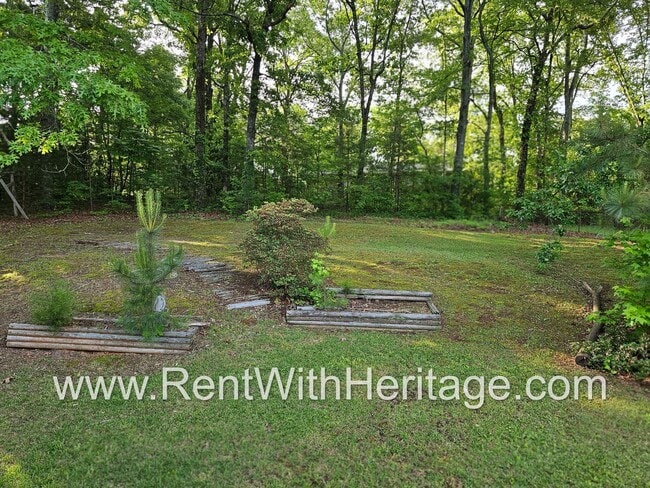 Building Photo - Amazing 4 Bedroom/ 2 Bath Home / Bonus Roo...