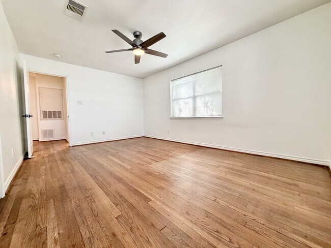 Building Photo - 2126 Banks St