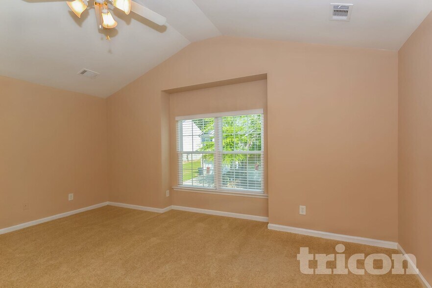 Building Photo - 3364 Estes Dr