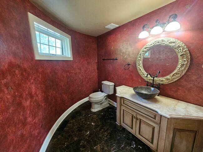 Building Photo - 4Bd/5Ba Multi Story Home - For viewing by ...
