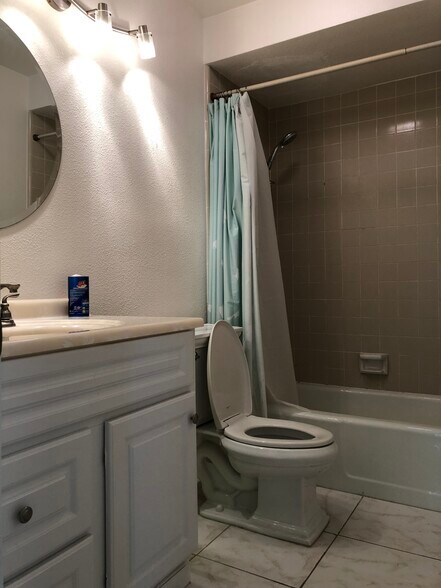 Guest Bathroom - 2510 Torrey Pines Rd