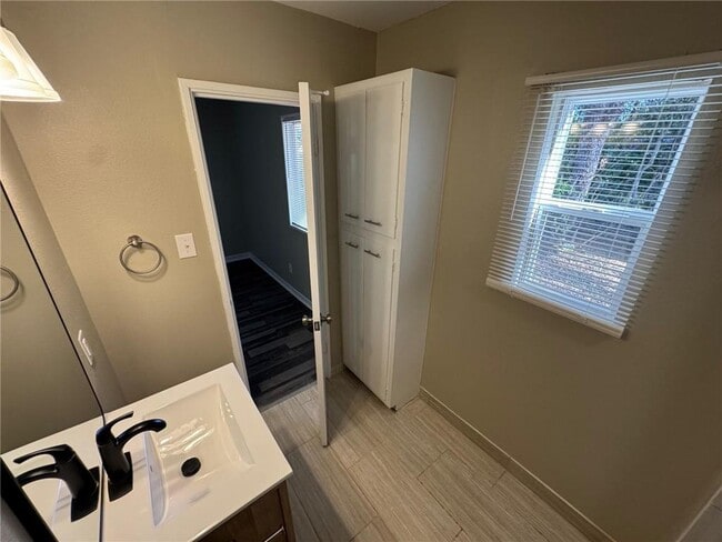 Building Photo - 303 Evergreen Hill