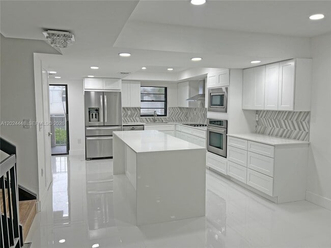 Building Photo - 1222 Hillsboro Mile