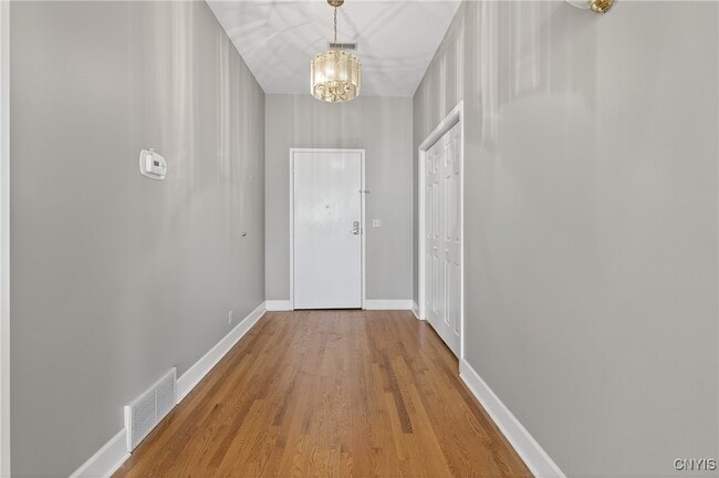 Building Photo - 526 Plum St