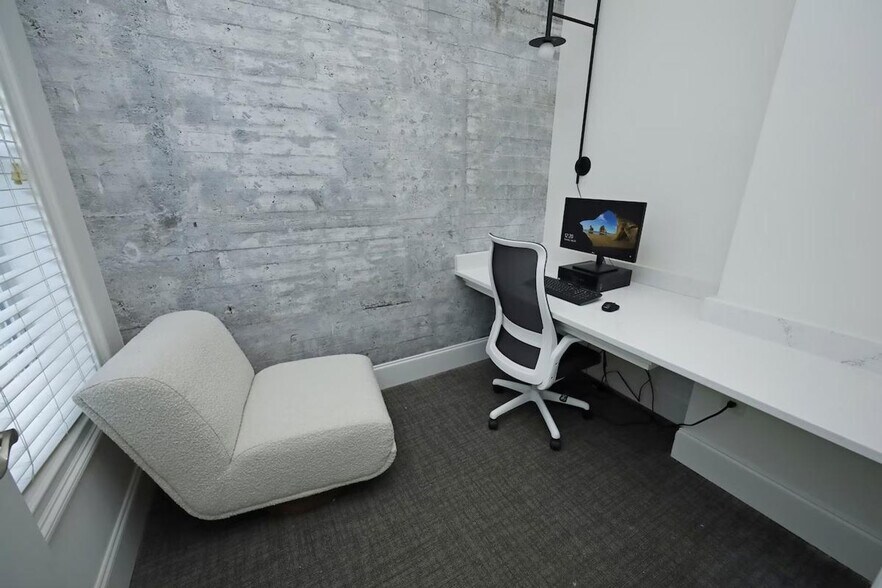 Building Photo - 2028 Brisbane Woods Way