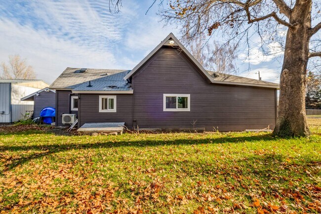 Building Photo - Large Shop w/Oversized Roll Up Doors and P...