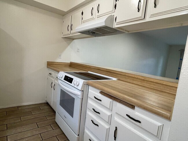 Building Photo - 2+1.5 READY NOW!