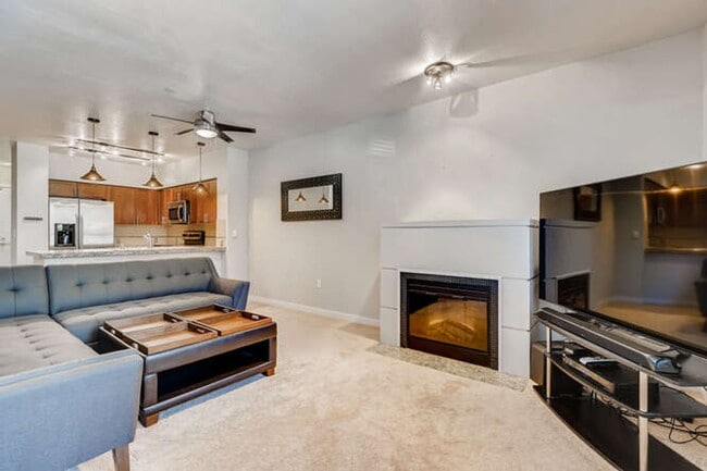 Building Photo - SPACIOUS 1-BEDROOM APARTMENT FOR RENT IN DOWNTOWN BALLARD!