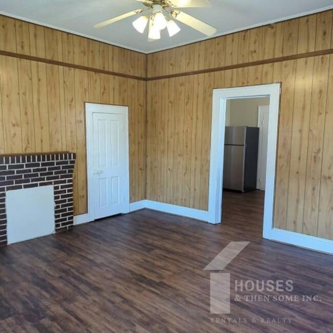 Building Photo - 18 21st St