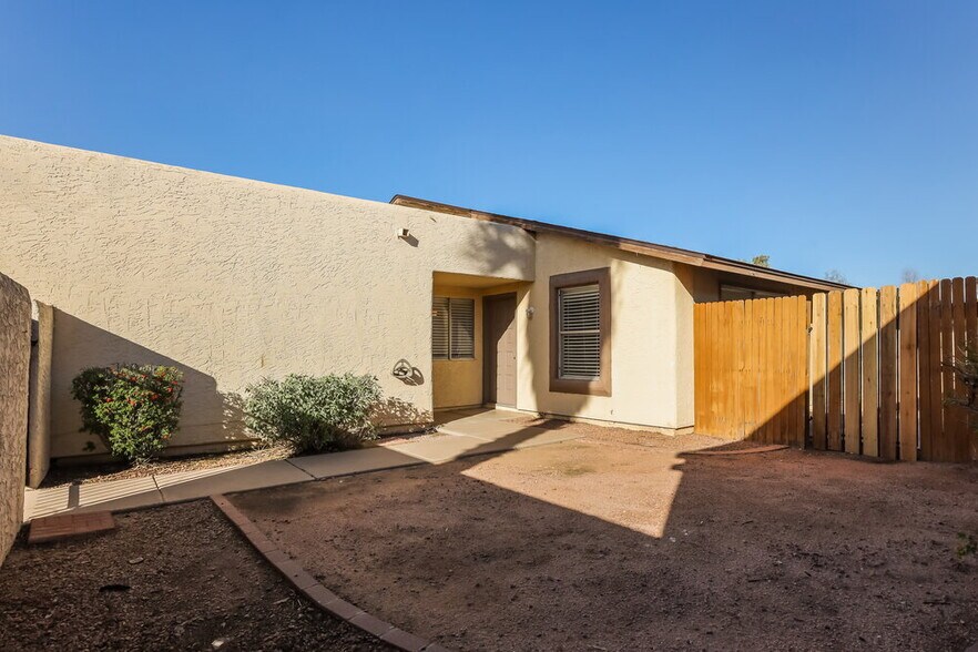 Building Photo - 2007 N Villas Ln
