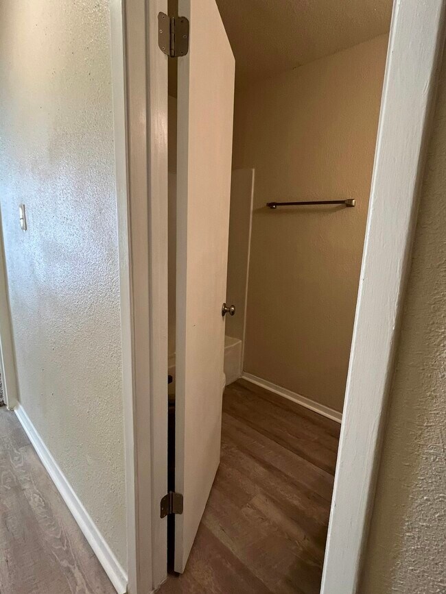 Building Photo - 909 Betsy Ross Dr