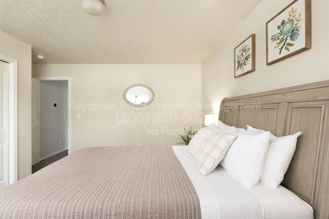 Building Photo - 879 N Traquair Pl