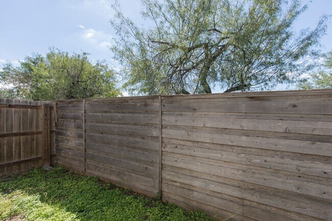 Building Photo - 1822 Sunset Dr